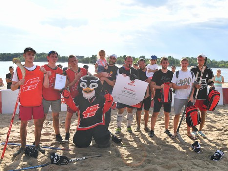 Жаркий хоккей: в Омске состоялся третий "Кубок Авангарда" по хоккею на песке