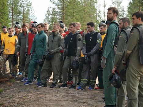 Братья по оружию. Игроки, тренеры и персонал "Авангарда" сыграли в пейнтбол