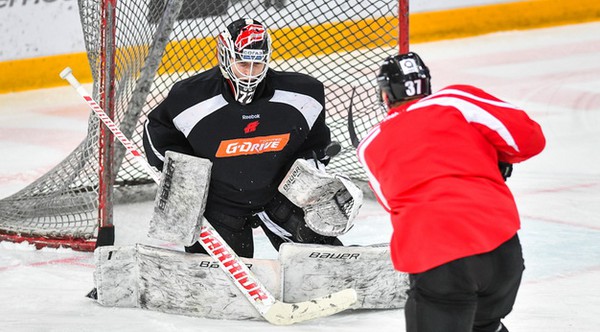 "Дружный коллектив - то, что мы должны перенести в новый сезон". Как прошла открытая тренировка "Авангарда" для СМИ
