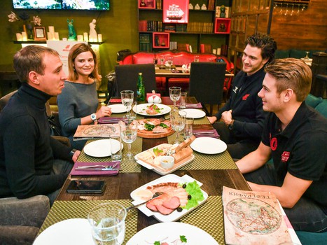 Ужин болельщика с хоккеистами "Авангарда" Деннисом Эвербергом и Юханом Сундстрёмом