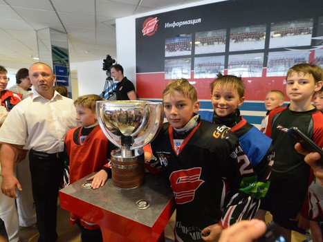 Сергей Калинин с Кубком чемпионов мира в Омске. День 1