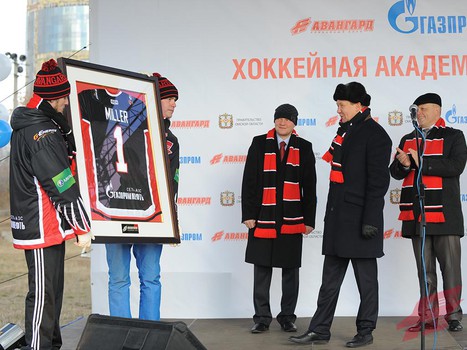 Церемония закладки символического камня в основание Хоккейной академии "Авангард"