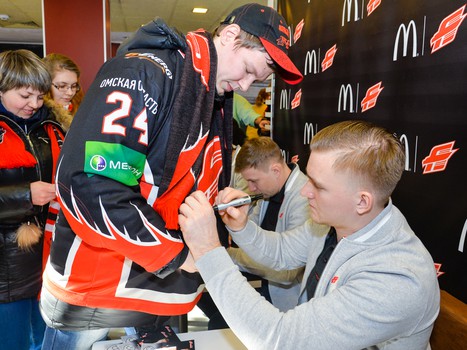 Автограф-сессия игроков "Авангарда" в "Макдоналдс"