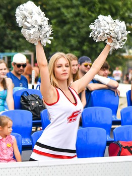 Жаркий хоккей: в Омске состоялся третий "Кубок Авангарда" по хоккею на песке