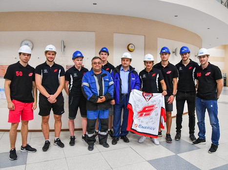 Экскурсия "Авангарда" на Омском нефтеперерабатывающем заводе