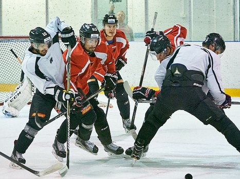 Тренировка "Авангарда" перед первым матчем на сборе