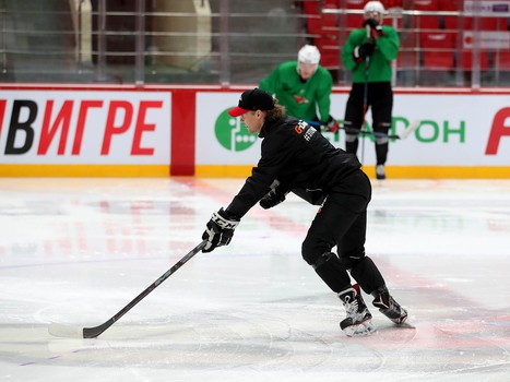 «Авангард» возобновил тренировки. Первое занятие по катанию