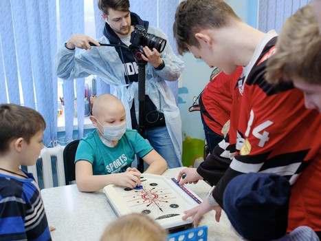 Новогодние подарки для юных болельщиков