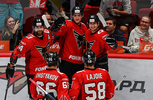 ПЕРЕСТРОИТЬСЯ И ВЫДЕРЖАТЬ | Победная раздевалка «Авангарда» после матча с «Локомотивом»