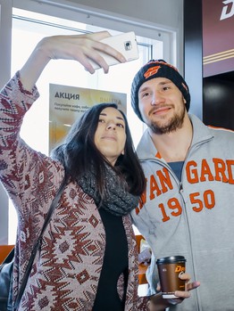 Хоккеисты "Авангарда" сыграли с омичами в настольный хоккей и поработали на заправке