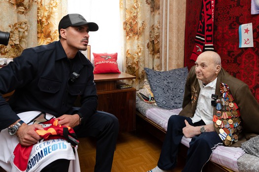 Наиль Якупов в гостях у 101-летнего болельщика Юрия Чернобыльского