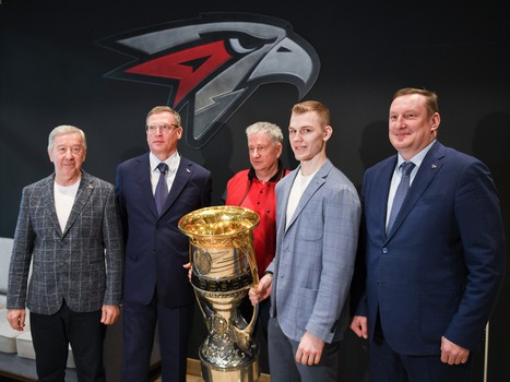 Встреча обладателя Кубка Гагарина Кирилла Семёнова и губернатора Александра Буркова в Академии «Авангард»