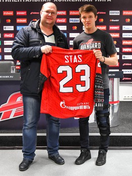 Вручение новогодних свитеров