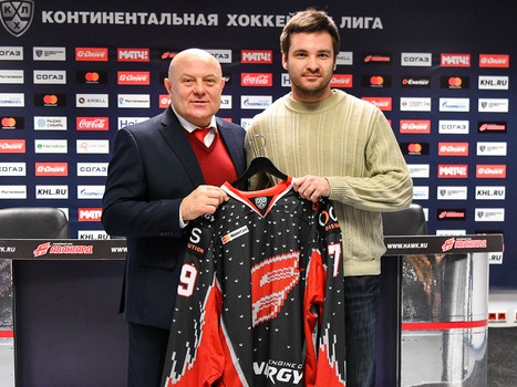 Вручение новогодних свитеров победителям аукциона