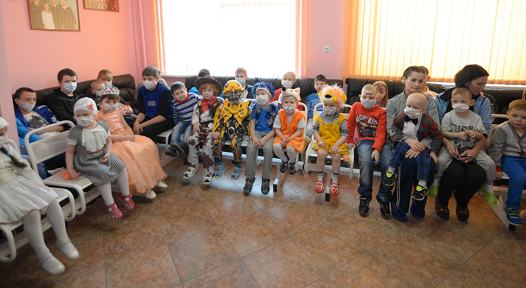 Хоккеисты "Авангарда" поздравили детей из ОДКБ с наступающим Новым годом