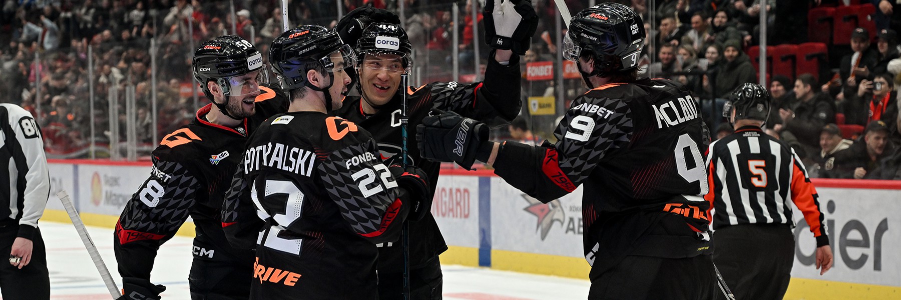 КЛЮШКА, ШАЙБА И РАЗГРОМ | Победная раздевалка «Авангарда» после матча с «Драконами» (ВИДЕО)