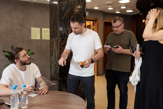 Договорённость о продлении контракта и автограф-сессия Семёна Чистякова в «Айсорс»