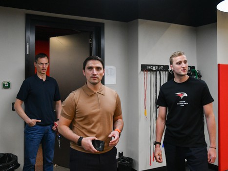 Александр Волков прилетел в Омск