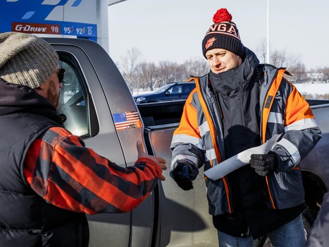 Хоккеисты "Авангарда" сыграли с омичами в настольный хоккей и поработали на заправке
