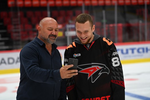 Массовые катания для 75 первых покупателей абонементов на матчи «Авангарда» в сезоне 2025/26 с Михаилом Гуляевым