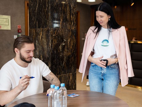 Договорённость о продлении контракта и автограф-сессия Семёна Чистякова в «Айсорс»