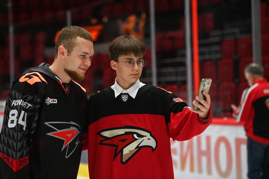 Массовые катания для 75 первых покупателей абонементов на матчи «Авангарда» в сезоне 2025/26 с Михаилом Гуляевым