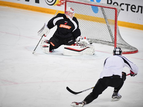 Виталий Меньшиков принял участие в раскатке "Авангарда" перед матчем с "Трактором"