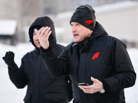 "Авангард" сыграл в хоккей с мячом под открытым небом