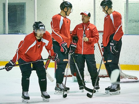 Тренировка "Авангарда" перед первым матчем на сборе