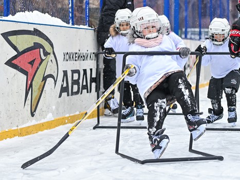 Уроки хоккея проходят в 10 школах Омска
