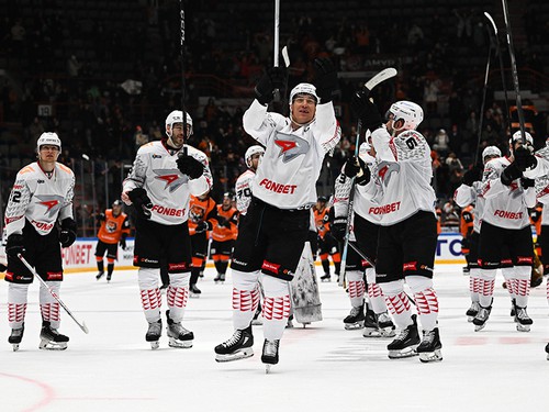 «ТИГРЫ» В КЛЕТКЕ | Победная раздевалка «Авангарда» после матча с «Амуром» (ВИДЕО)