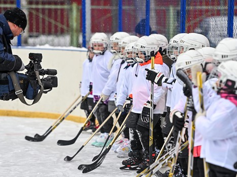 Уроки хоккея проходят в 10 школах Омска