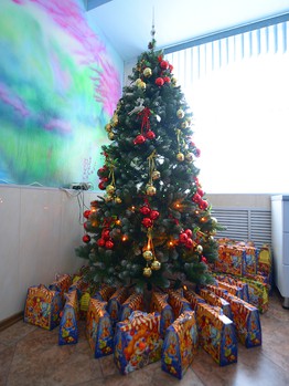 Хоккеисты "Авангарда" поздравили детей из ОДКБ с наступающим Новым годом