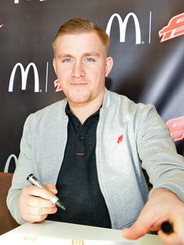 Автограф-сессия игроков "Авангарда" в "Макдоналдс"