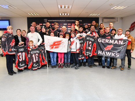 Вручение новогодних свитеров победителям аукциона