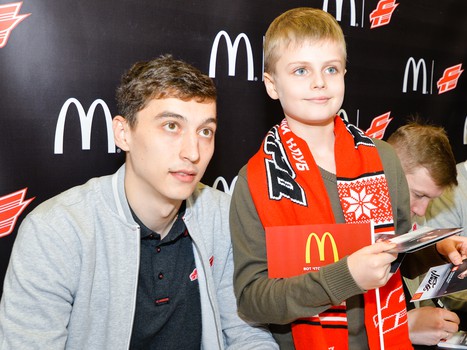 Автограф-сессия игроков "Авангарда" в "Макдоналдс"