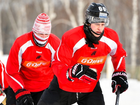 Тренировка "Авангарда" на стадионе "Юность" под открытым небом