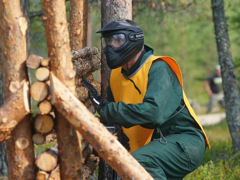 Братья по оружию. Игроки, тренеры и персонал "Авангарда" сыграли в пейнтбол