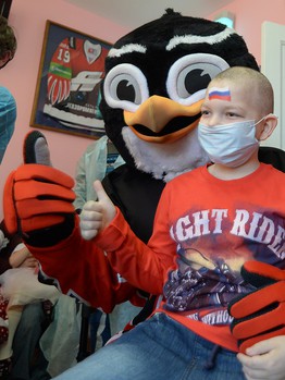 Хоккеисты "Авангарда" поздравили детей из ОДКБ с наступающим Новым годом