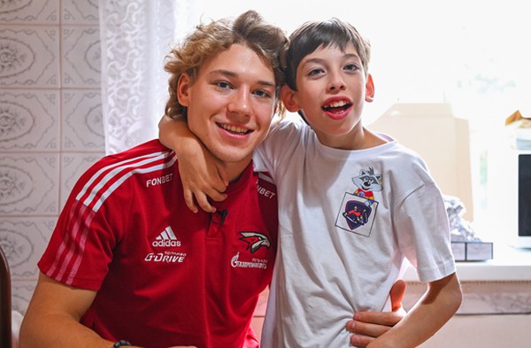 Арсений Грицюк и Антон Белов | Игроки «Авангарда» доставляют абонементы самым ценным болельщикам