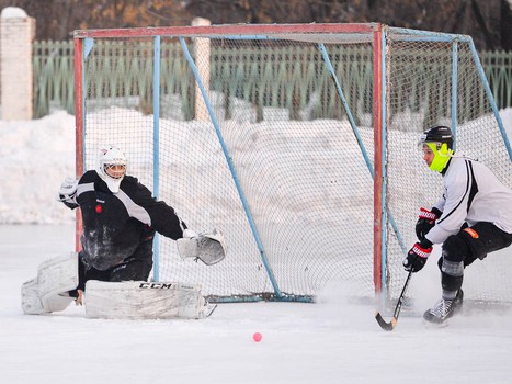 "Авангард" сыграл в хоккей с мячом под открытым небом