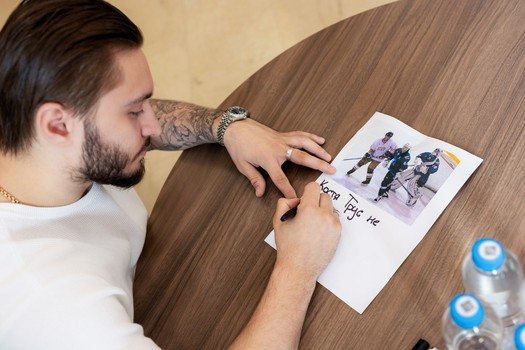 Договорённость о продлении контракта и автограф-сессия Семёна Чистякова в «Айсорс»