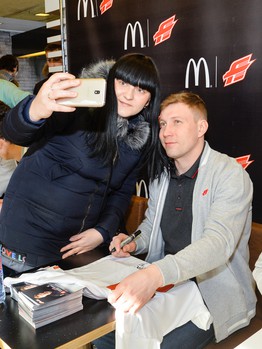 Автограф-сессия игроков "Авангарда" в "Макдоналдс"