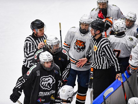Четвёртый игровой день финала Первенства ЮХЛ в Омске