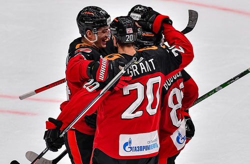 ДЖЕНТЛЬМЕНЫ НА ЛЬДУ | Победная раздевалка «Авангарда» после матча с «Витязем» (ВИДЕО)