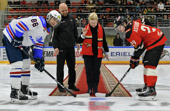 «Большое достижение для региона и страны». Елена Мизулина посетила Хоккейную Академию «Авангард»