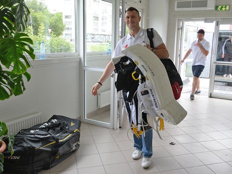 На сбор! Хоккеисты "Авангарда" перед отъездом в Фюссен