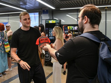 Александр Волков прилетел в Омск