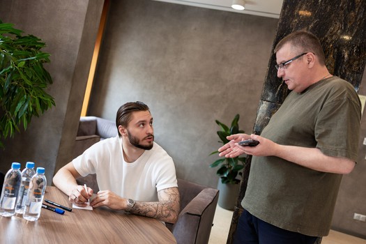 Договорённость о продлении контракта и автограф-сессия Семёна Чистякова в «Айсорс»