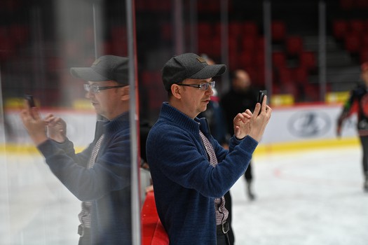 Массовые катания для 75 первых покупателей абонементов на матчи «Авангарда» в сезоне 2025/26 с Михаилом Гуляевым